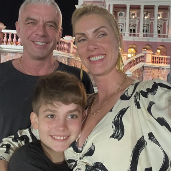 Ana Hickmann e Alexandre Correa ainda aparecem juntos com o filho, Alexandre Jr., em fotos que ela mantém na web