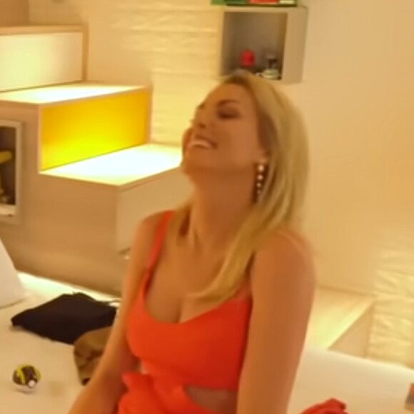 Ana Hickmann se divertiu com brincadeira do filho, Alexandre Jr.