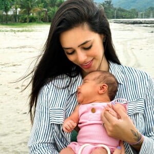 Mavie fez caras bocas em fotos na praia