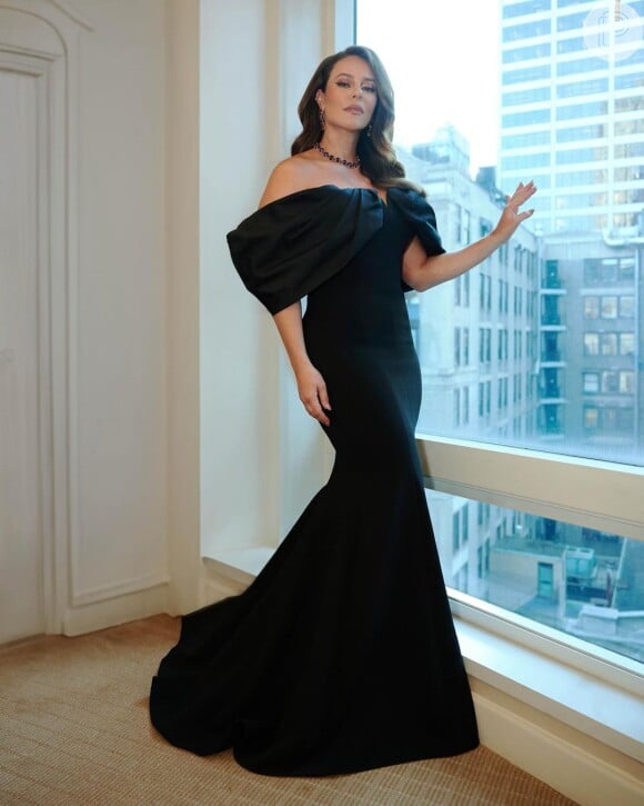 O modelo de vestido preto usado por Paolla Oliveira acompanhou a silhueta do seu corpo e deixou a atriz mais elegante