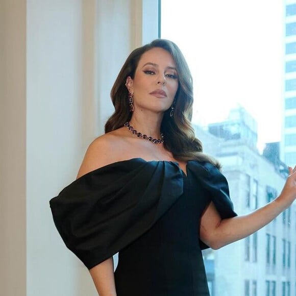 O modelo de vestido preto usado por Paolla Oliveira acompanhou a silhueta do seu corpo e deixou a atriz mais elegante