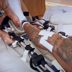 Neymar mostrou como está sendo a sua recuperação após uma lesão grave no joelho esquerdo