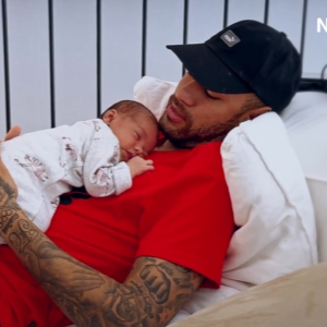 Neymar chora de dor e surge com a filha, Mavie, no peito na fisioterapia