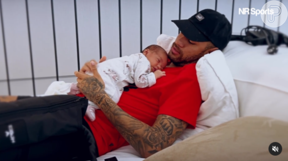 Neymar chora de dor e surge com a filha, Mavie, no peito na fisioterapia
