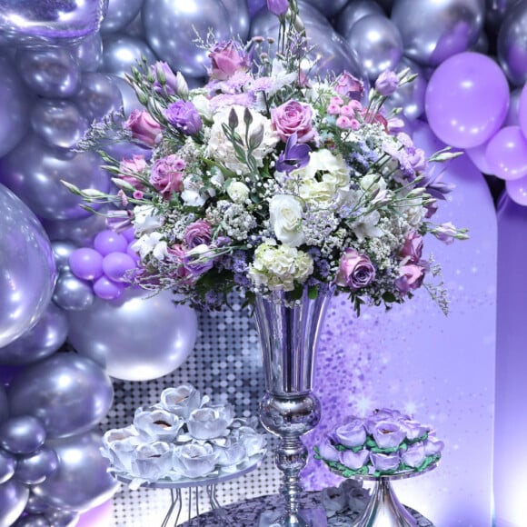 Festa de 33 anos de Carla Diaz teve decoração em tons de lavanda, prata e lilás