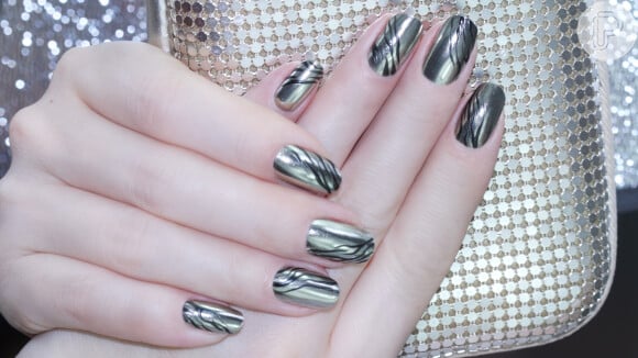Unhas metalizadas em prata: que tal essa proposta que mistura nail art e esmalte metálico