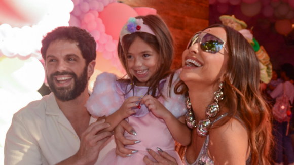 Direto da 'Renaissance Tour'? Sabrina Sato elege look prateado para aniversário da filha e posa em harmonia com o ex. Fotos!