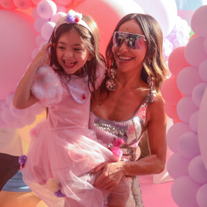 Sabrina Sato apostou em um vestido prateado para o aniversário da filha