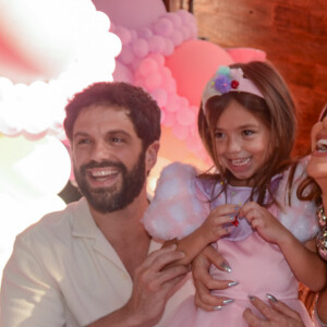 Sabrina Sato e Duda Nagle, separados há 6 meses, posaram em clima de harmonia no aniversário de Zoe