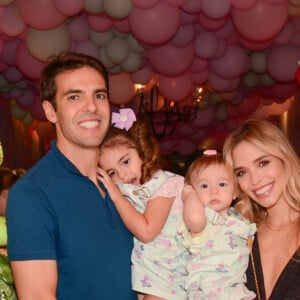 Kaká, a esposa, Carol Dias, e as duas filhas do casal marcaram presença no aniversário da filha de Sabrina Sato e Duda Nagle