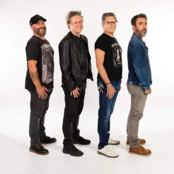 Mingau é baixista da banda Ultraje a Rigor