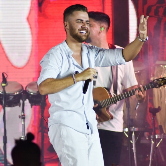 Zé Neto colidiu com uma carreta após invadir a pista contrária. Mais dois veículos estiveram envolvidos no acidente