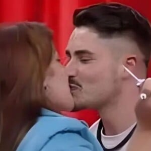 Lucas Souza e Jaquelline engataram romance no reality