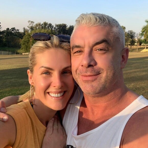 Ana Hickmann afirmou que Alexandre Correa pressionou seu braço contra uma porta de correr