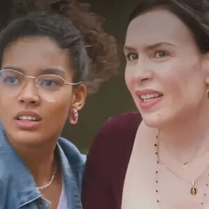 Renée (Maria Clara Spinelli) é presa por viajar com Vic (Bia Santana) sem autorização de Márcia (Mary Sheila) no resumo da semana da novela Elas por Elas