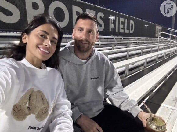 Messi e Antonela Roccuzzo postaram foto assistindo partida do filho mais velho