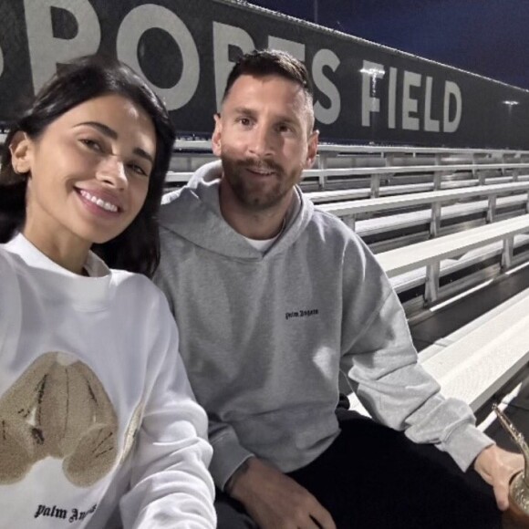 Messi e Antonela Roccuzzo postaram foto assistindo partida do filho mais velho