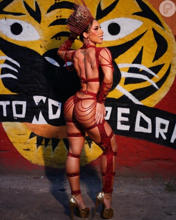 Tati Minerato é no carnaval 2024 rainha de bateria da Porto da Pedra, escola que volta ao Grupo Especial