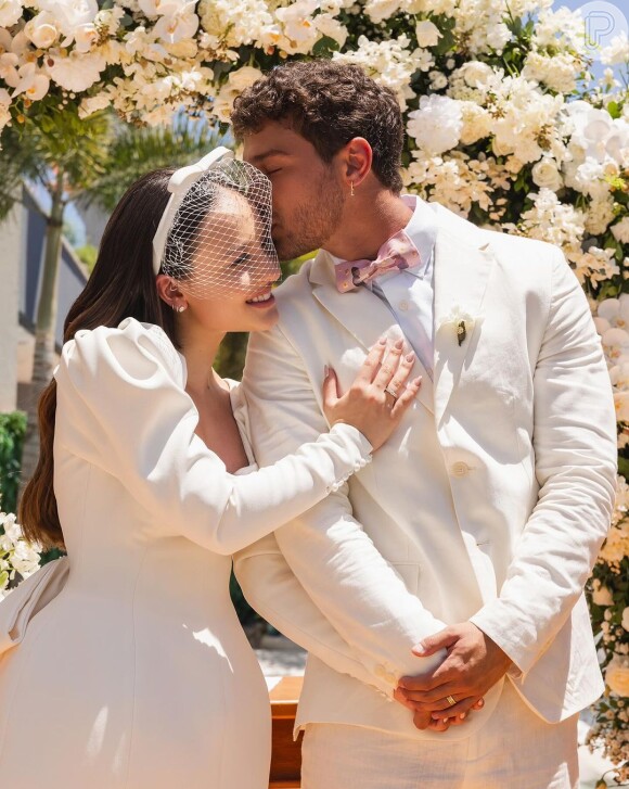 Marido de Larissa Manoela, André Luiz Frambach usou uma gravata borboleta com o casal do filme Enrolados