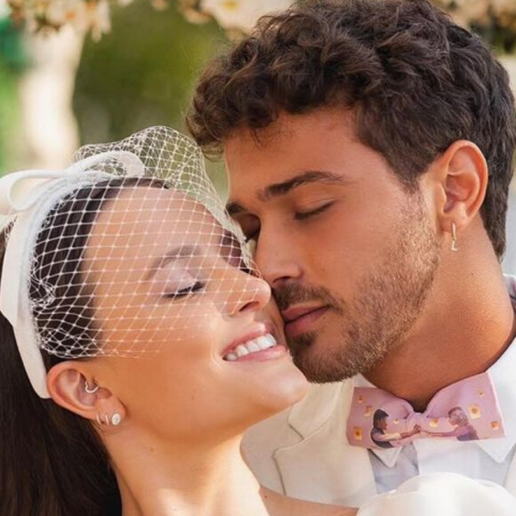 O detalhe que ninguém viu em look no casamento de Larissa Manoela simboliza treta familiar da atriz. Entenda!