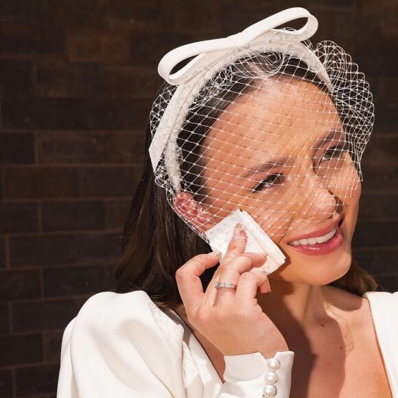 Larissa Manoela escolheu um vestido de noiva curto e romântico