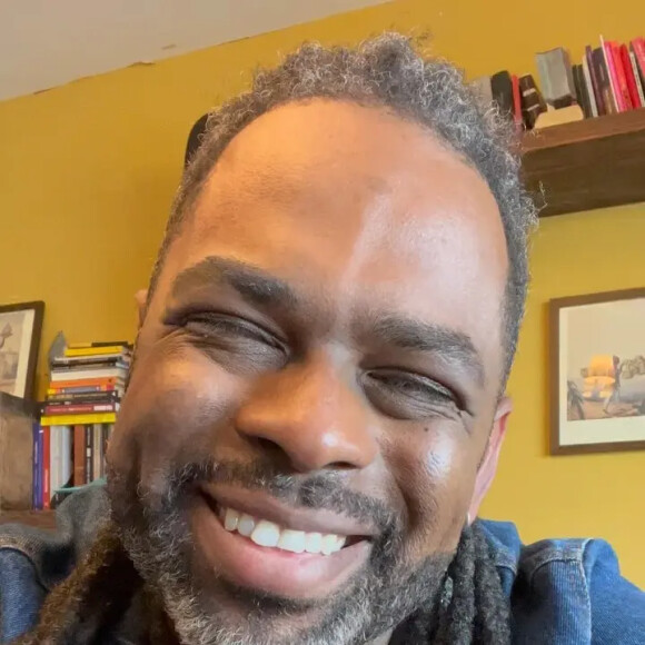 Manoel Soares tem casa invadida por assaltante, reage e luta por sua família