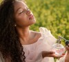 A escolha de um perfume para o verão deve considerar vários fatores, como fixação e as notas olfativas