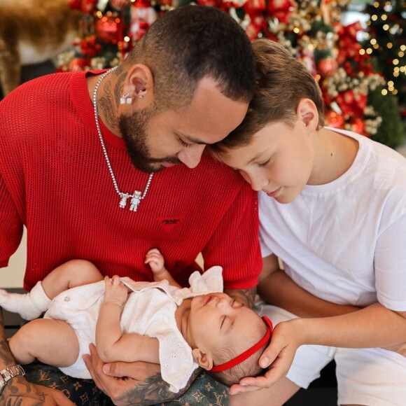 Neymar posou com Mavie e também com o filho mais velho, Davi Lucca