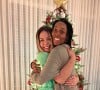 Após fake news, Carla Perez faz festa de Natal e surge em foto abraçando a nora, namorada da filha, no Instagram