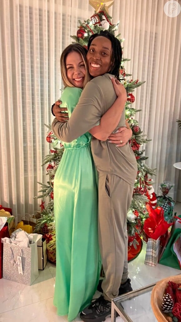Após fake news, Carla Perez faz festa de Natal e surge em foto abraçando a nora, namorada da filha, no Instagram