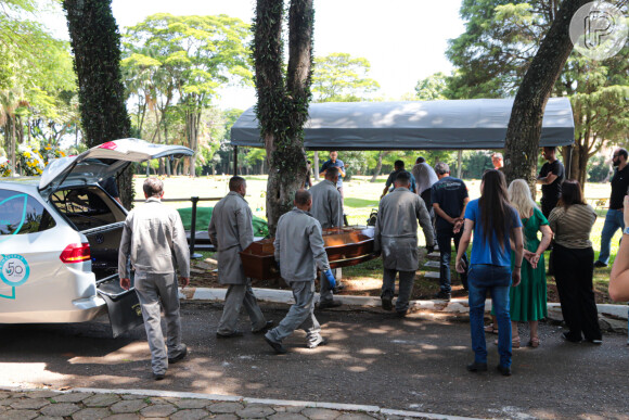 O adeus a PC Siqueira: cerca de 30 pessoas, entre amigos e familiares, acompanharam o cortejo fúnebre até o túmulo