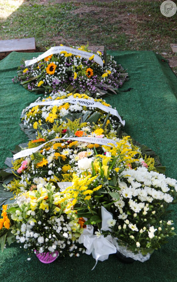 PC Siqueira recebeu diversas coroas de flores em enterro