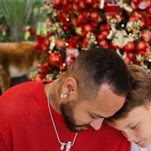 Neymar reuniu os dois filhos, Davi Lucca e Mavie, no Natal