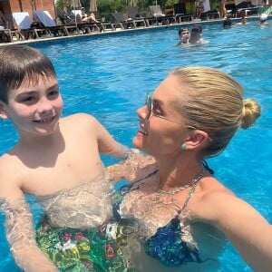 Ana Hickmann está em resort de luxo com o filho, Alexandre, para receber 2024