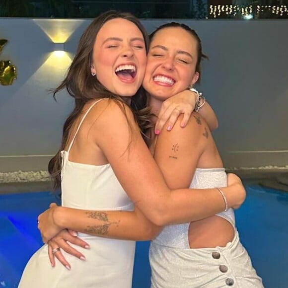 Larissa Manoela e a amiga Mharessa curtiram juntos a chegada de 2024