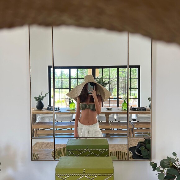 Marina Ruy Barbosa apostou em chápeu grande para se proteger do sol enquanto curtia piscina no Uruguai