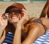De biquíni, Sasha Meneghel evidencia o bumbum empinado em praia de Pernambuco
