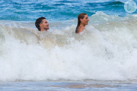 De biquíni, Sasha Meneghel se refresca em praia com o marido, João Figueiredo