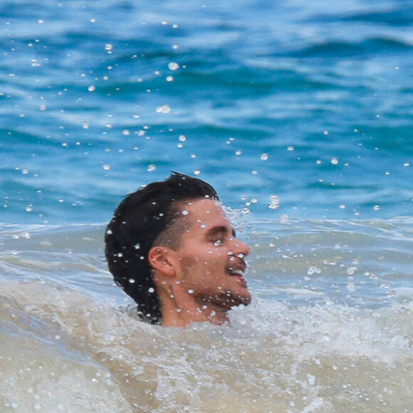 De biquíni, Sasha Meneghel se refresca em praia com o marido, João Figueiredo