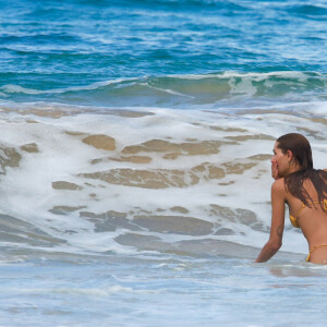 Sasha Meneghel e o marido da modelo, João Figueiredo, tomam banho de mar em Pernambuco