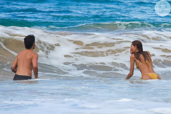 Sasha Meneghel e o marido da modelo, João Figueiredo, tomam banho de mar em Pernambuco