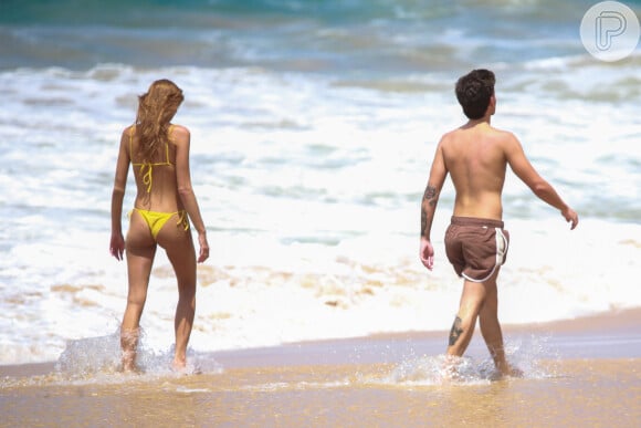Sasha Meneghel curte praia com João Figueiredo, seu marido desde 2021