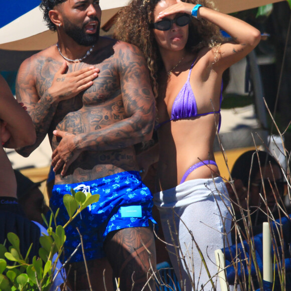 Gabigol estava acompanhado de Júlia Rodrigues em praia