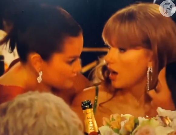 Um vídeo de Selena Gomez e Taylo Swift fofocando durante o Globo de Ouro 2024 viralizou nas redes sociais