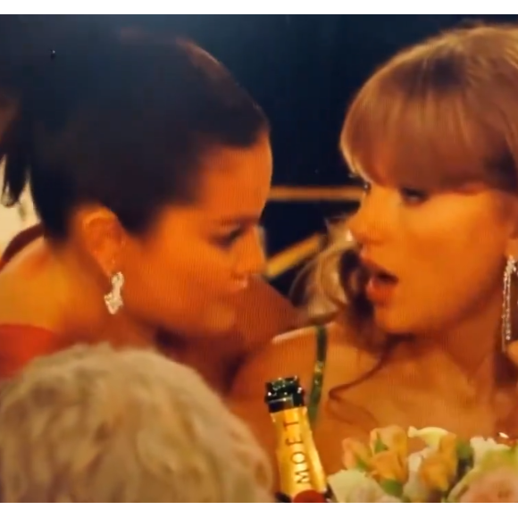 Um vídeo de Selena Gomez e Taylo Swift fofocando durante o Globo de Ouro 2024 viralizou nas redes sociais