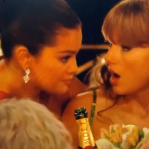 O que Selena Gomez contou para Taylor Swift no Globo de Ouro 2024 que deixou cantora de queixo caído? Fofoca envolve ator do momento
