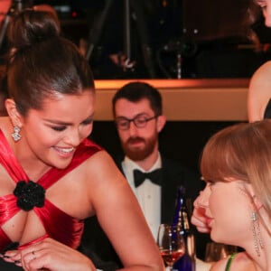 Selena Gomes contou para Taylor Swift uma fofoca em primeira mão e deixou a cantora chocada e os fãs das duas curiosos