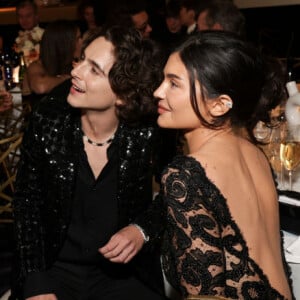 Kylie Jenner, namorada de Timothée Chalamet, não teria deixado o ator de 'Wonka' tirar foto com Selena Gomez, fãs apontam ciúme da influenciadora