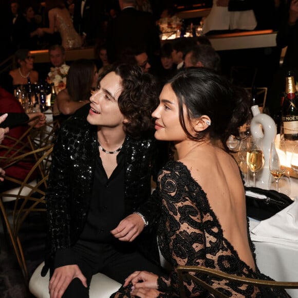 Kylie Jenner, namorada de Timothée Chalamet, não teria deixado o ator de 'Wonka' tirar foto com Selena Gomez, fãs apontam ciúme da influenciadora