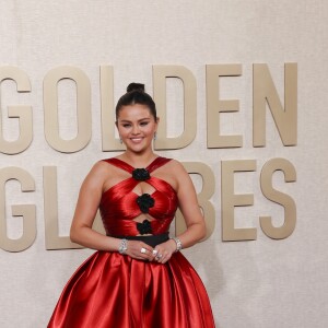 Globo de Ouro 2024: Selena Gomez usa vestido vermelho armani com recortes centrais e assimétrico